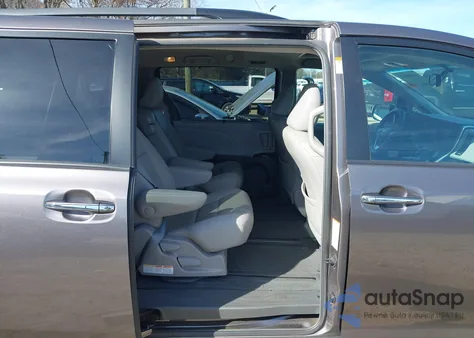 2016 Toyota Sienna Xle 8 Passenger z USA, uszkodzony, nr VIN 5TDYK3DC9GS697680